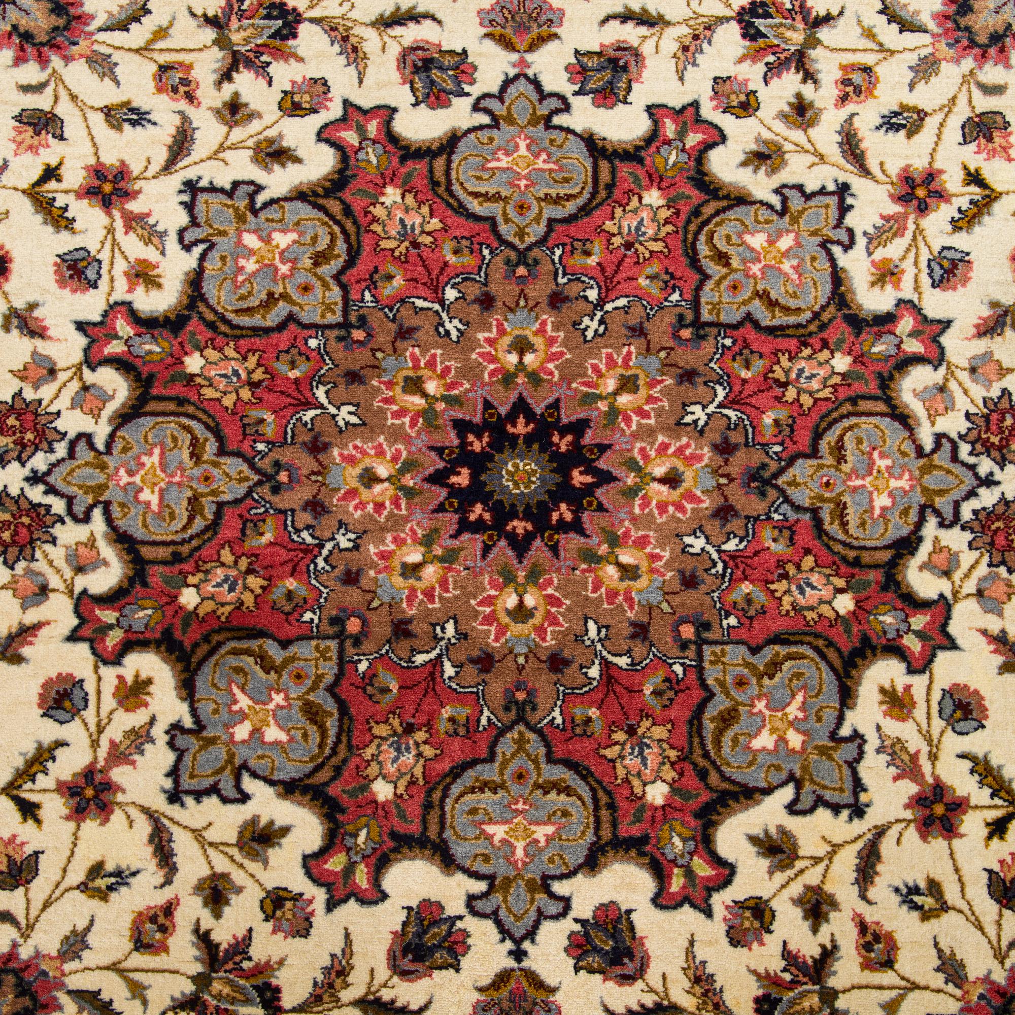 A Tabriz rug, approx. 276 x 183 cm.