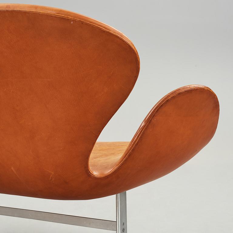 ARNE JACOBSEN, soffa, "Svanen",  för Fritz Hansen, Danmark, 1960-tal.