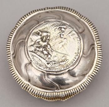 KYRKDOSA, silver, Göteborg, 1700-tal. Vikt ca 60 gram.