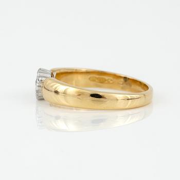 RING, 18K tvåfärgad guld med briljantslipade diamanter, tot ca 0,10 ct. Vikt ca 3,01 g.