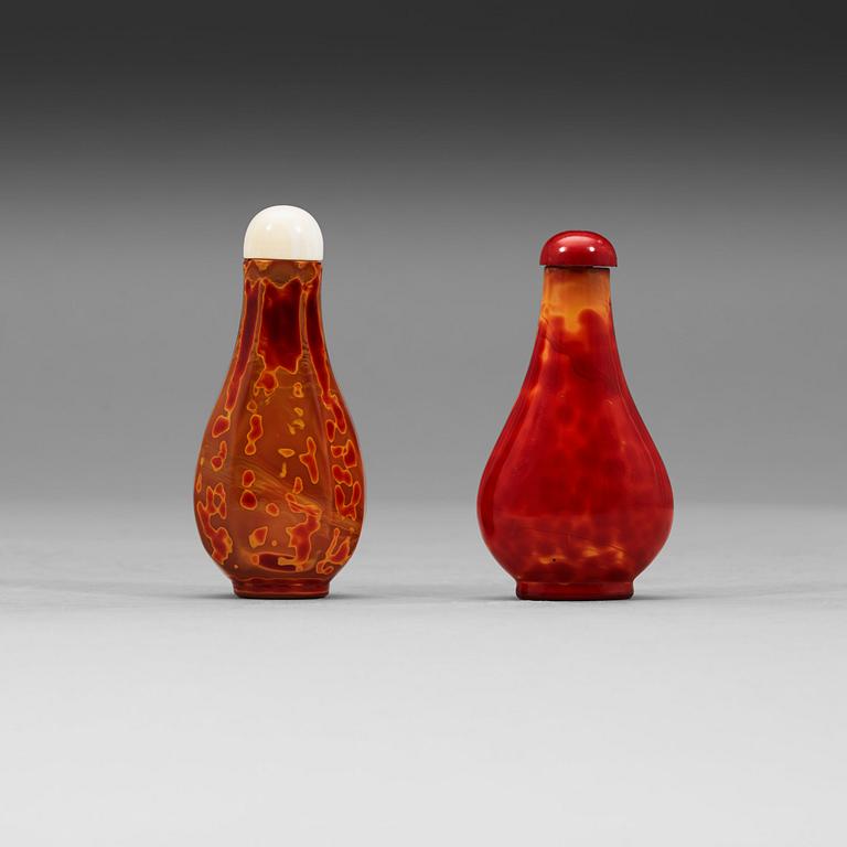 SNUSFLASKOR, två stycken, glas. Kina, tidigt 1900-tal.