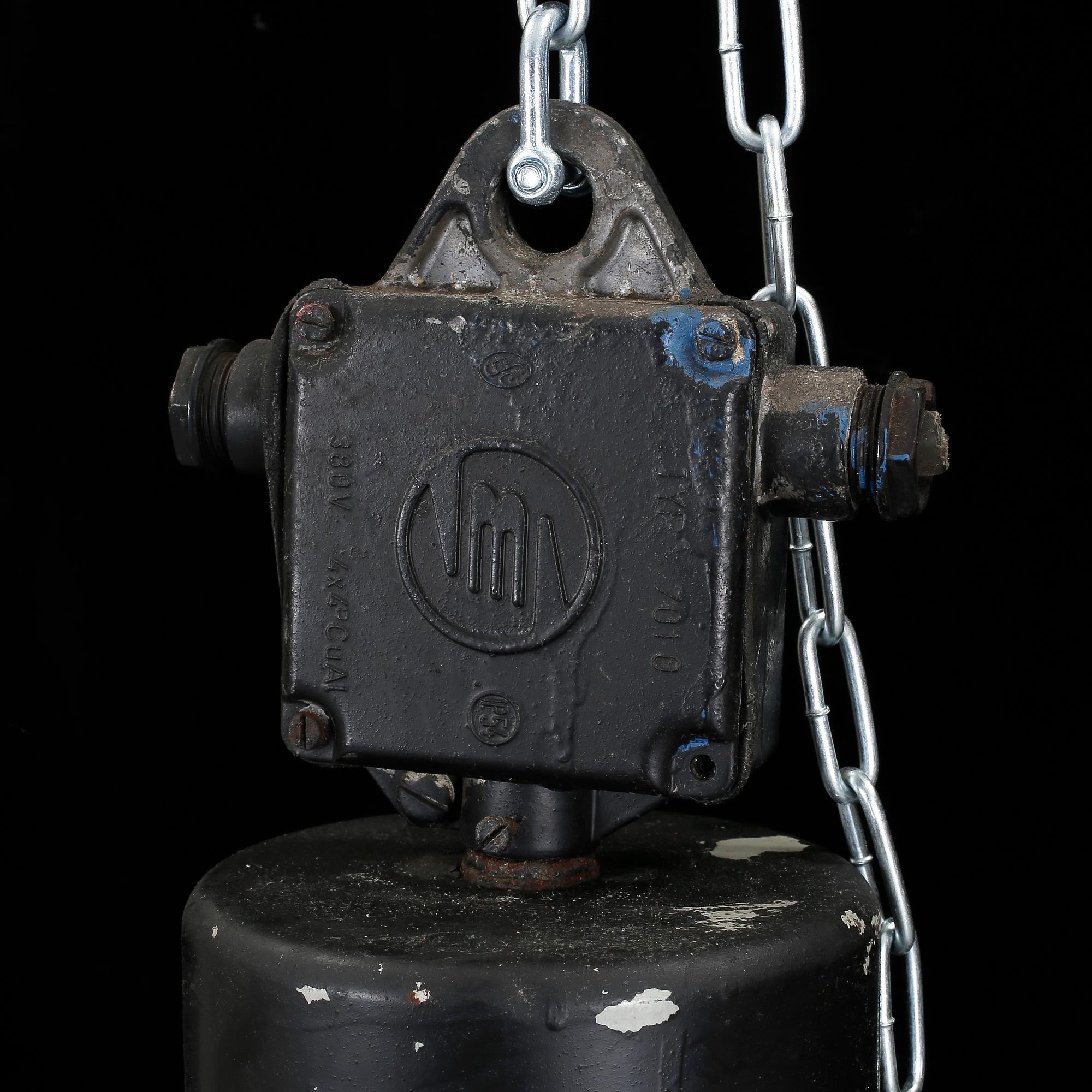 TAKLAMPA, industri, omkring 1900-talets mitt. Höjd 70 cm.