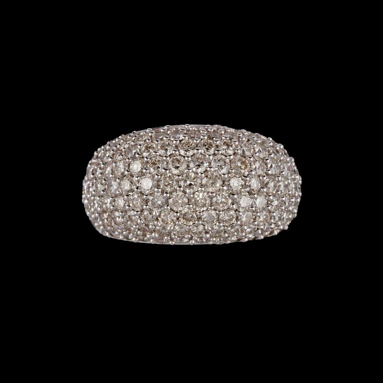 RING, 18k vitguld med 123 briljantslipade diamanter, totalt 2.92 ct. Vikt 11 g.