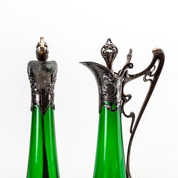 A pair of Art Nouveau glas and metall decanters, around 1900.
