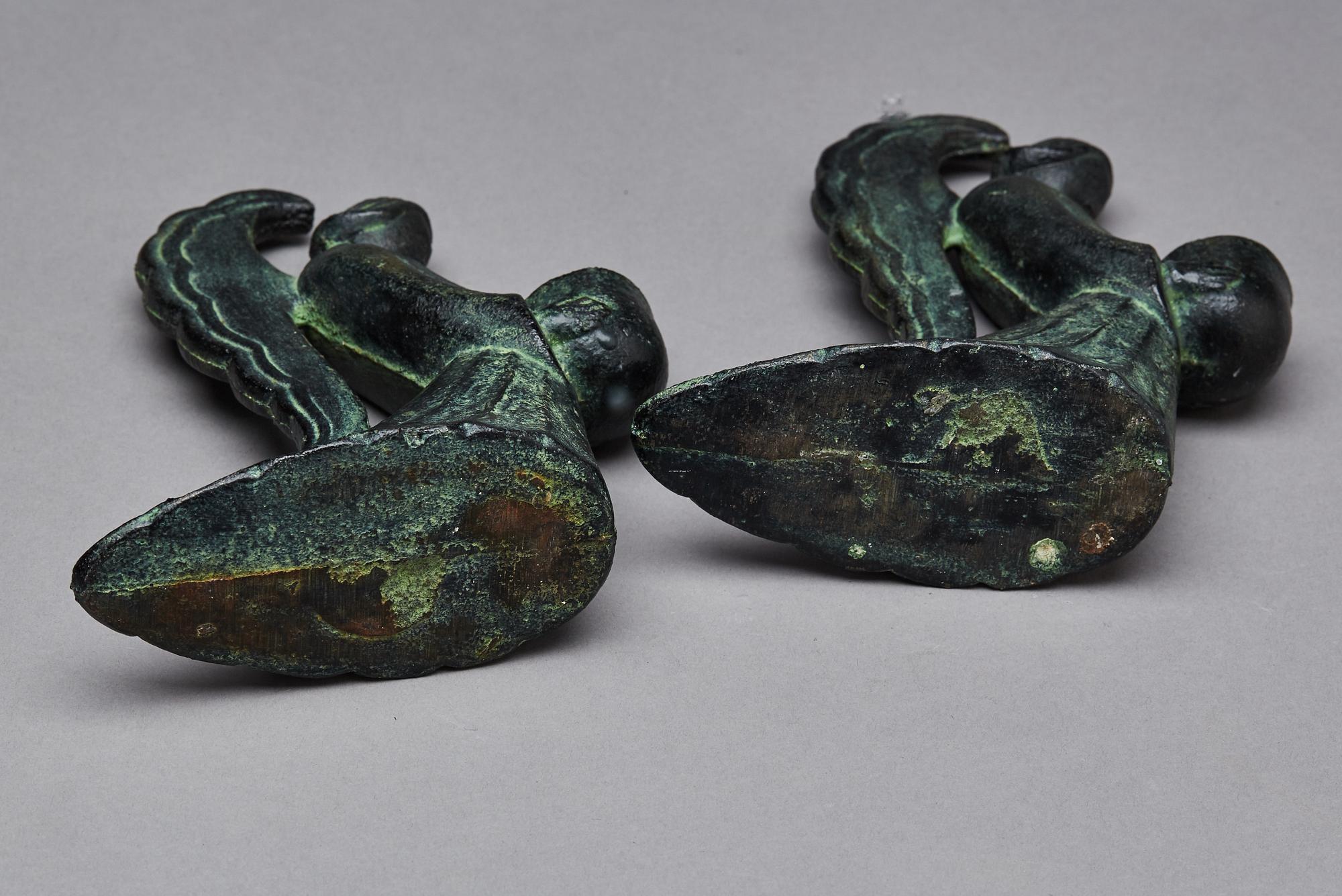 LJUSSTAKAR, ett par, patinerad brons, troligen Ystad metall.