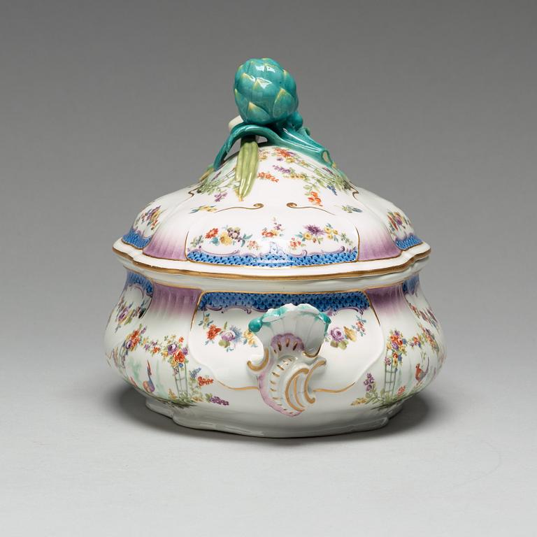 TERRIN med LOCK och FAT, porslin. Meissen, 1700-tal.