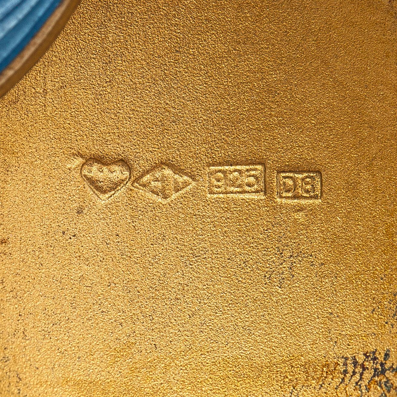Riipus, emalia, kullattua hopeaa, A. Tillander 1982.