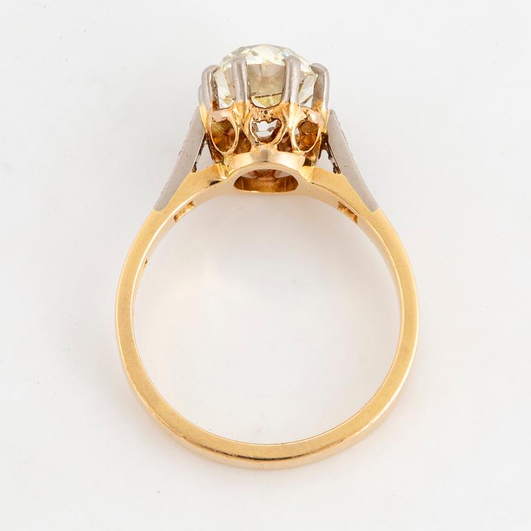 RING med gammalslipad diamant ca 2.50 ct.