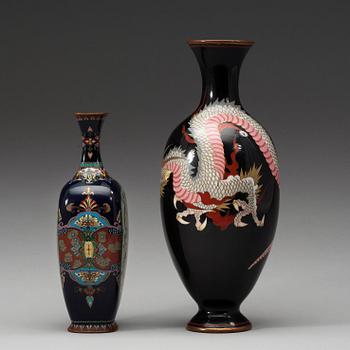 VASER, två stycken, cloisonné. Japan, Meiji (1868-1912).