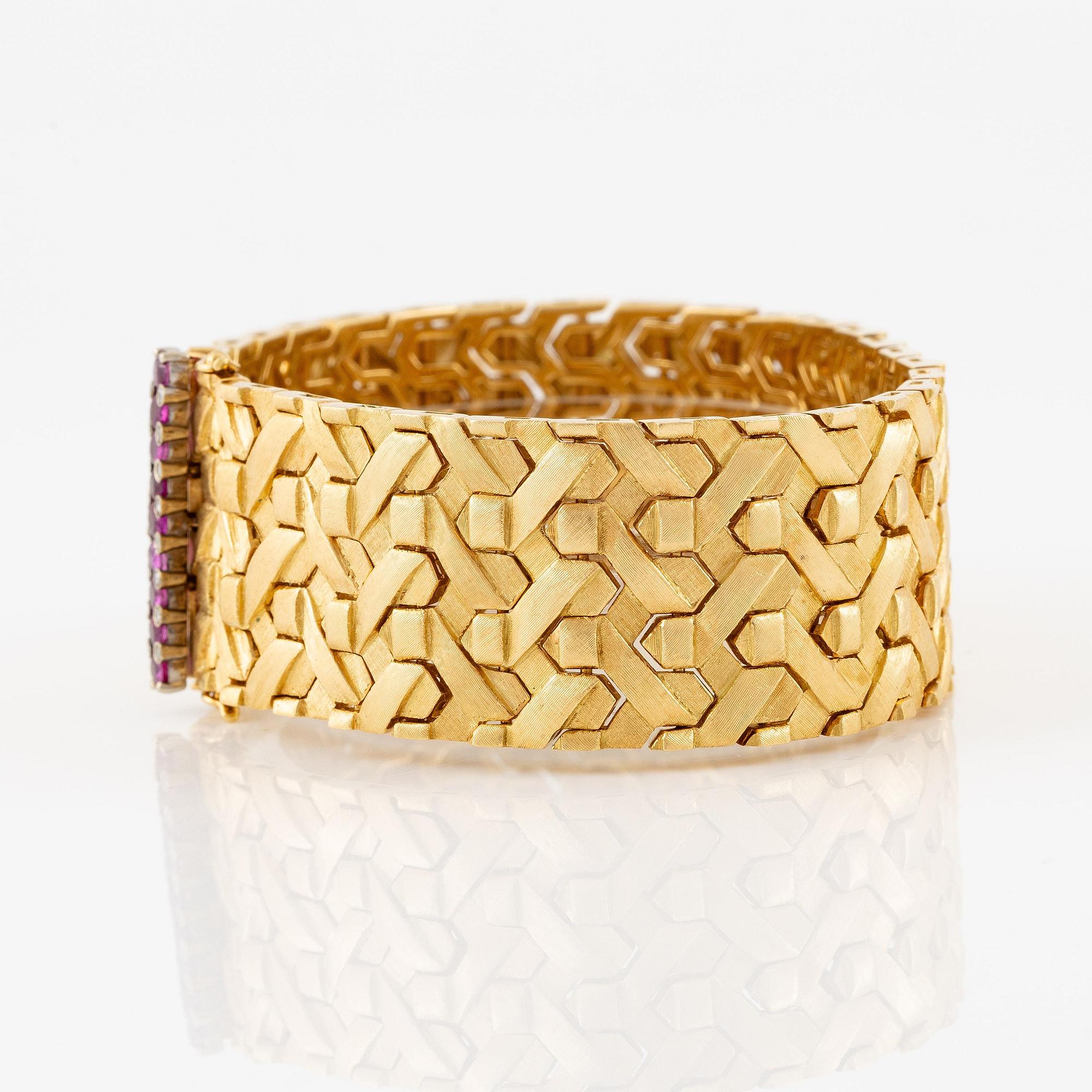 A bracelet in 18K gold with eight-cut diamonds and pink stones.