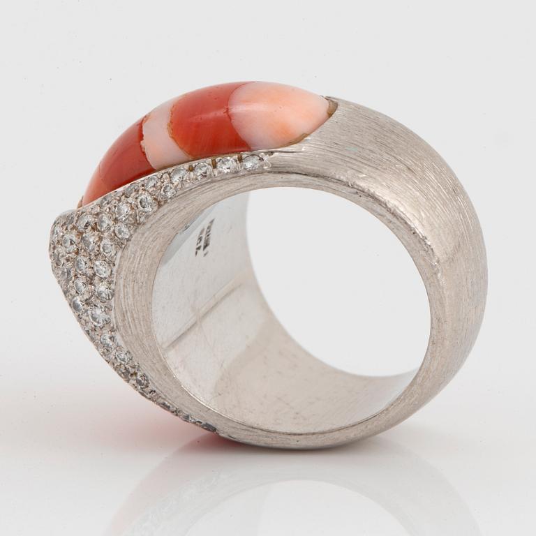 Ring Paul Binder 18K vitguld med korall och runda briljantslipade diamanter.