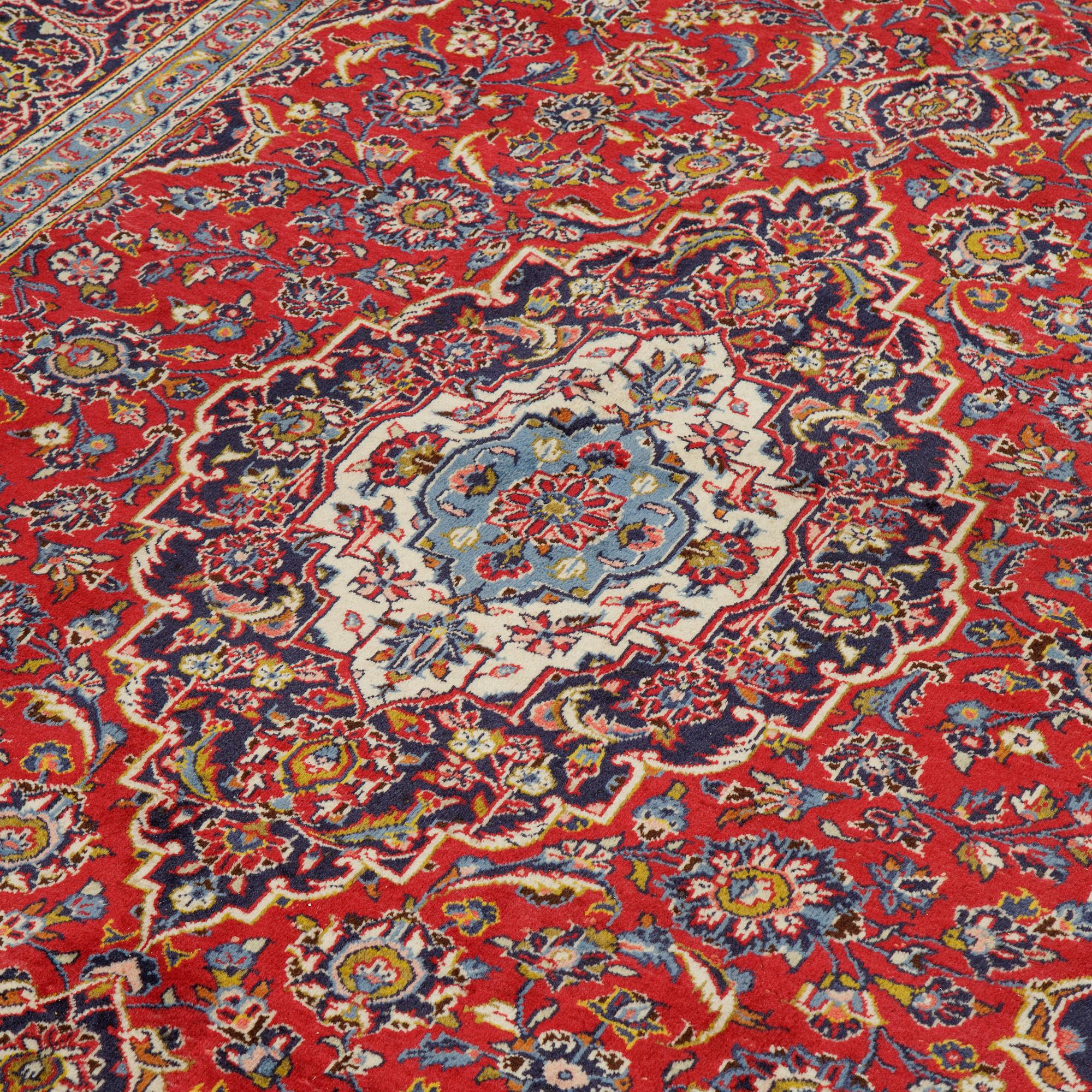 A carpet, Kashan, ca 318 x 206 cm.