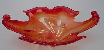 GLASSKÅL.  Rött och klart glas. Italien 1900-tal. L 34,5.