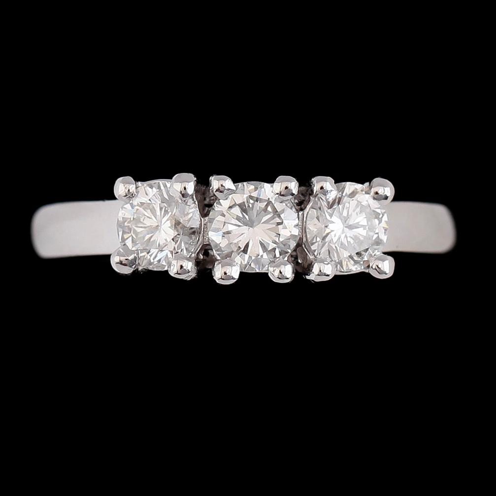 RING, 18K vitguld, 3 briljantslipade diamanter tot ca 0.94 ct. Vikt ca 4 g.