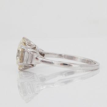 RING med gammalslipad diamant, ca 3.50 ct, flankerad av baguetteslipade diamanter.