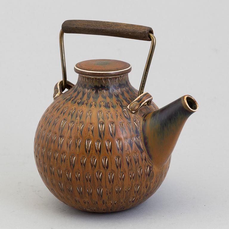 A stoneware tea pot by Stig Lindberg, Gustavsberg.