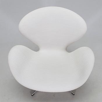 Arne Jacobsen, fåtölj, "Svanen", för Fritz Hansen, 2016.