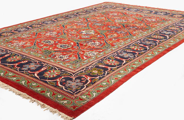 An antique 'Ziegler' carpet, Sultanabad area, ca 533 x 358 cm.
