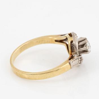 Ring 14K gold with round brilliant-cut diamonds.