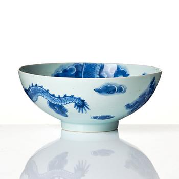 A blue and white four clawed  dragon bowl, Qing dynasty, 18th Century.