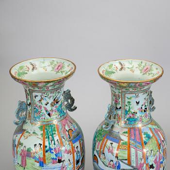 A pair of famille rose Canton vases, Qing dynasty, 19th Century.