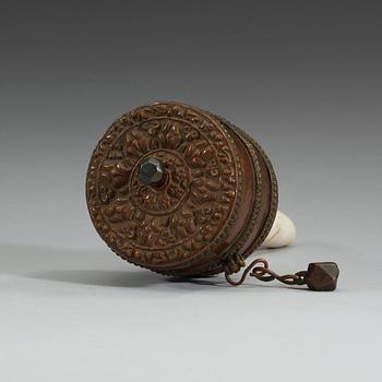 BÖNERULLE, koppar, ben och pergament. Tibet/Nepal, sent 1800-tal.