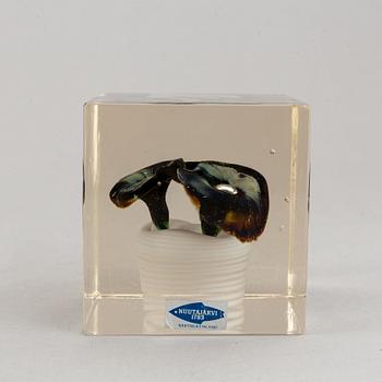 Oiva Toikka, a glass cube, Nuutajärvi Notsjö, 1978, numbered 480/2000.