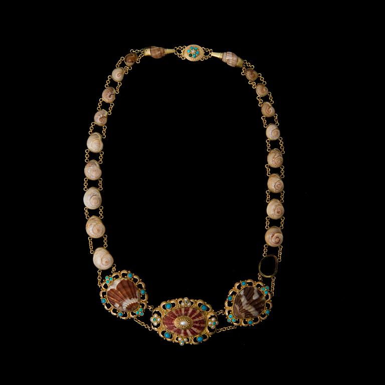 A NECKLACE, shells, turquoise, pearls and shells, 18K gold. Turn of the 18th century.