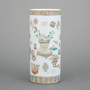 PENSELVAS, porslin, Kina, 1900-tal.