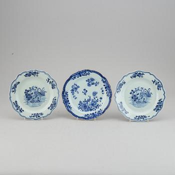 A group of 7 Chinese blue and white porcelain objects, 18-20th century.