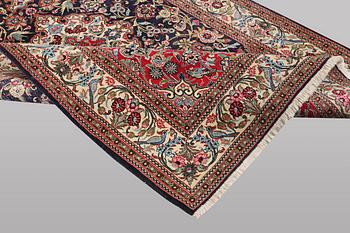 A carpet, Quum, ca 254 x 160 cm .