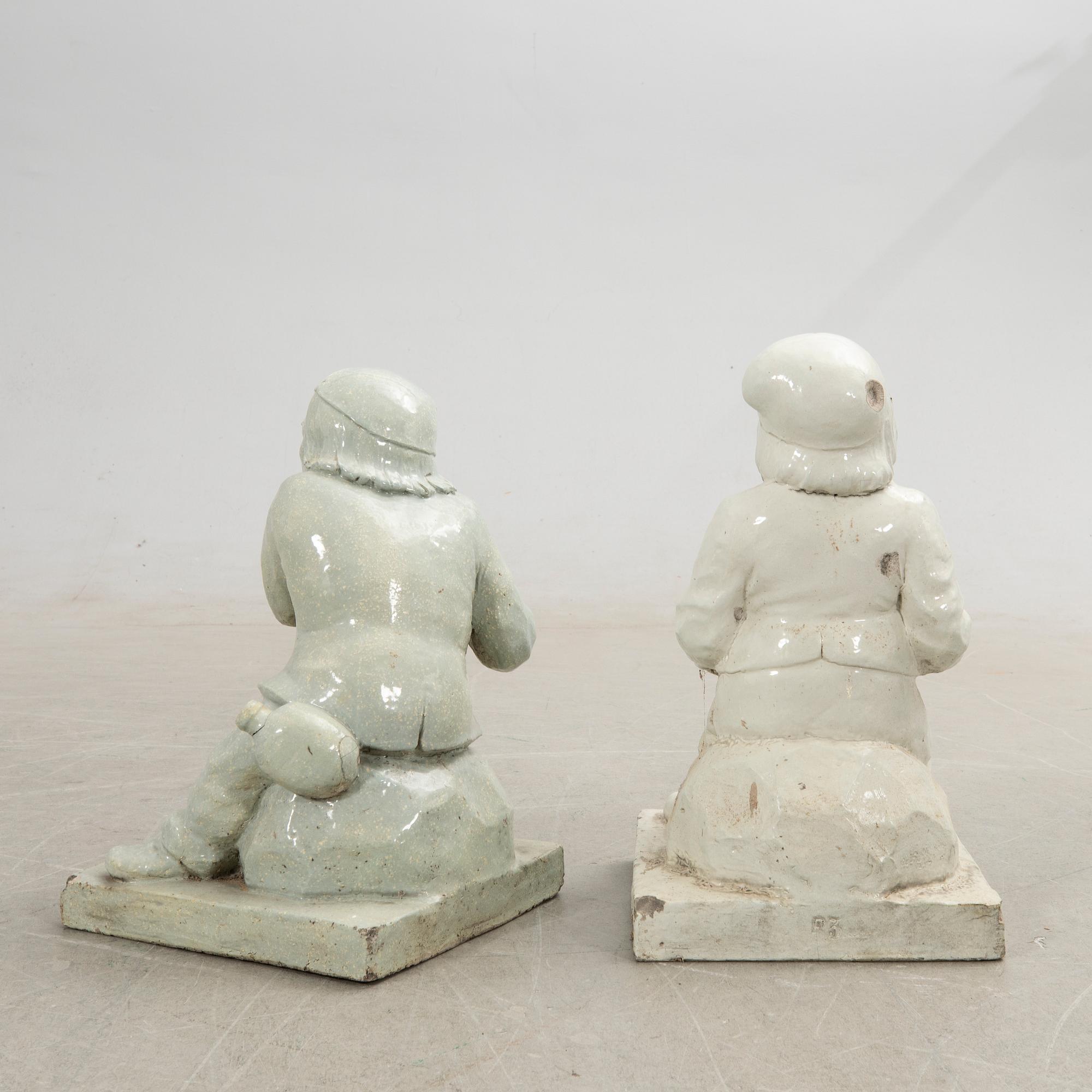 Trädgårdsfigurer, 2 st., stengods, Höganäs enligt uppgift, 1900-talets början.