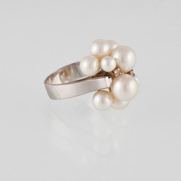 RING, 14K vitguld med odlade pärlor samt två briljantslipade diamanter. Vikt 7,2 gram.
