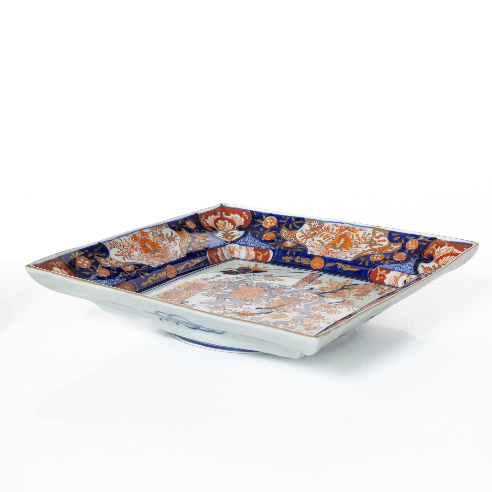 Tallrikar, 12 stycken, samt serveringsfat, imari, porslin, Japan Meiji/tidigt 1900-tal.