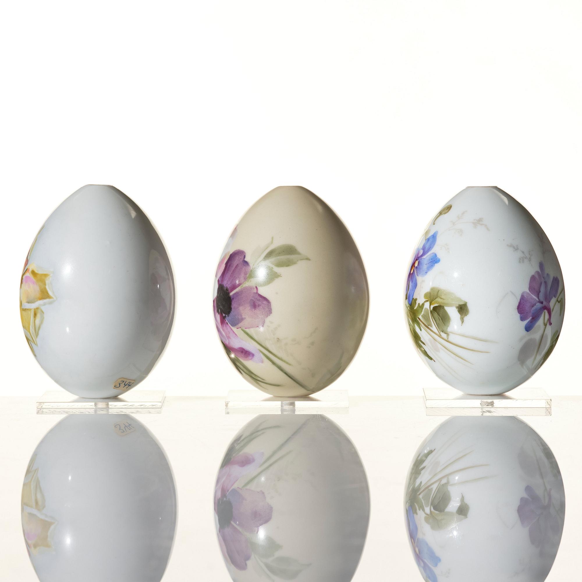 Ägg, tre stycken, porslin. Ryssland, 1890-1900, troligen kejserliga porslinsmanufakturen, St Petersburg.