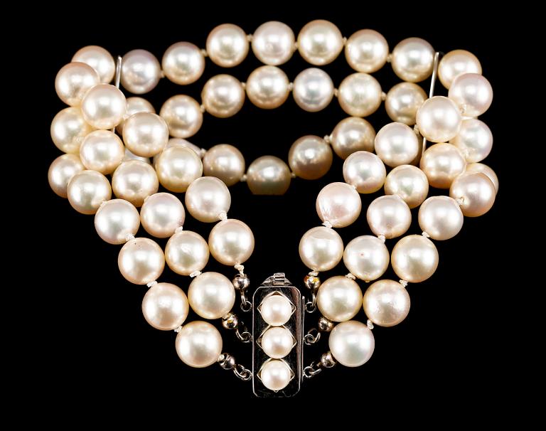 BRACELET, three strand cultured pearls, 7,5 mm.