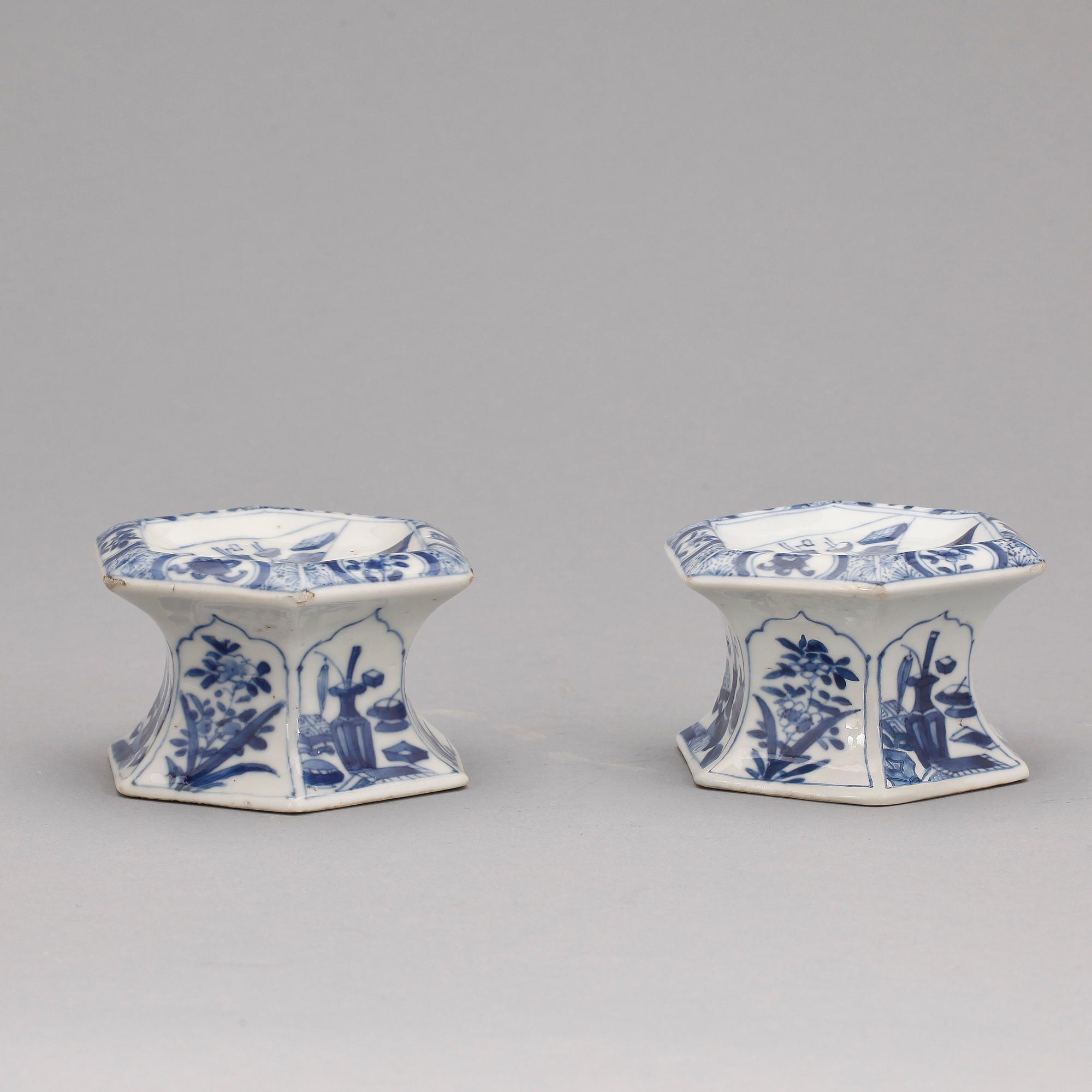 SALTKAR, ett par, porslin. Qing dynastin, Kangxi (1662-1722).