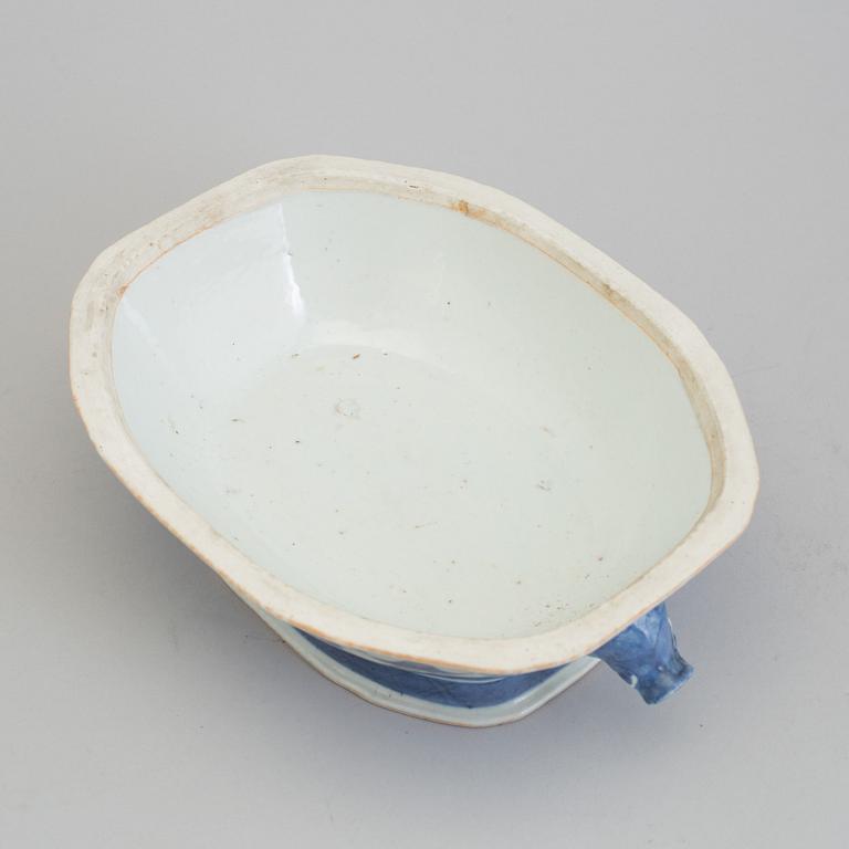 TERRIN med LOCK samt FAT, kompaniporslin. Kina, Qingdynastin, Jiaqing (1796-1820).