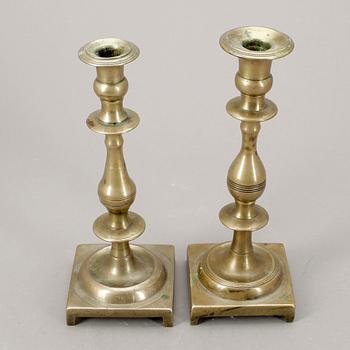 LJUSSTAKAR, 2st, mässing, 1800-tal.