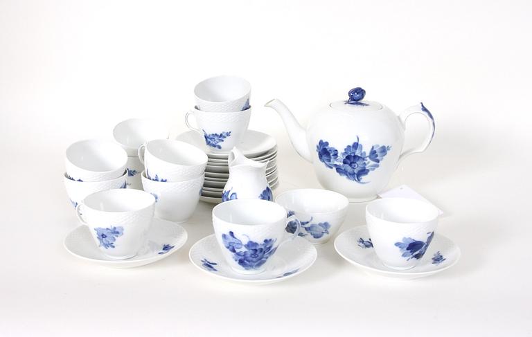 TE- OCH KAFFESERVISDELAR, 13 st, "Blå Blomst", Kongl Dansk.