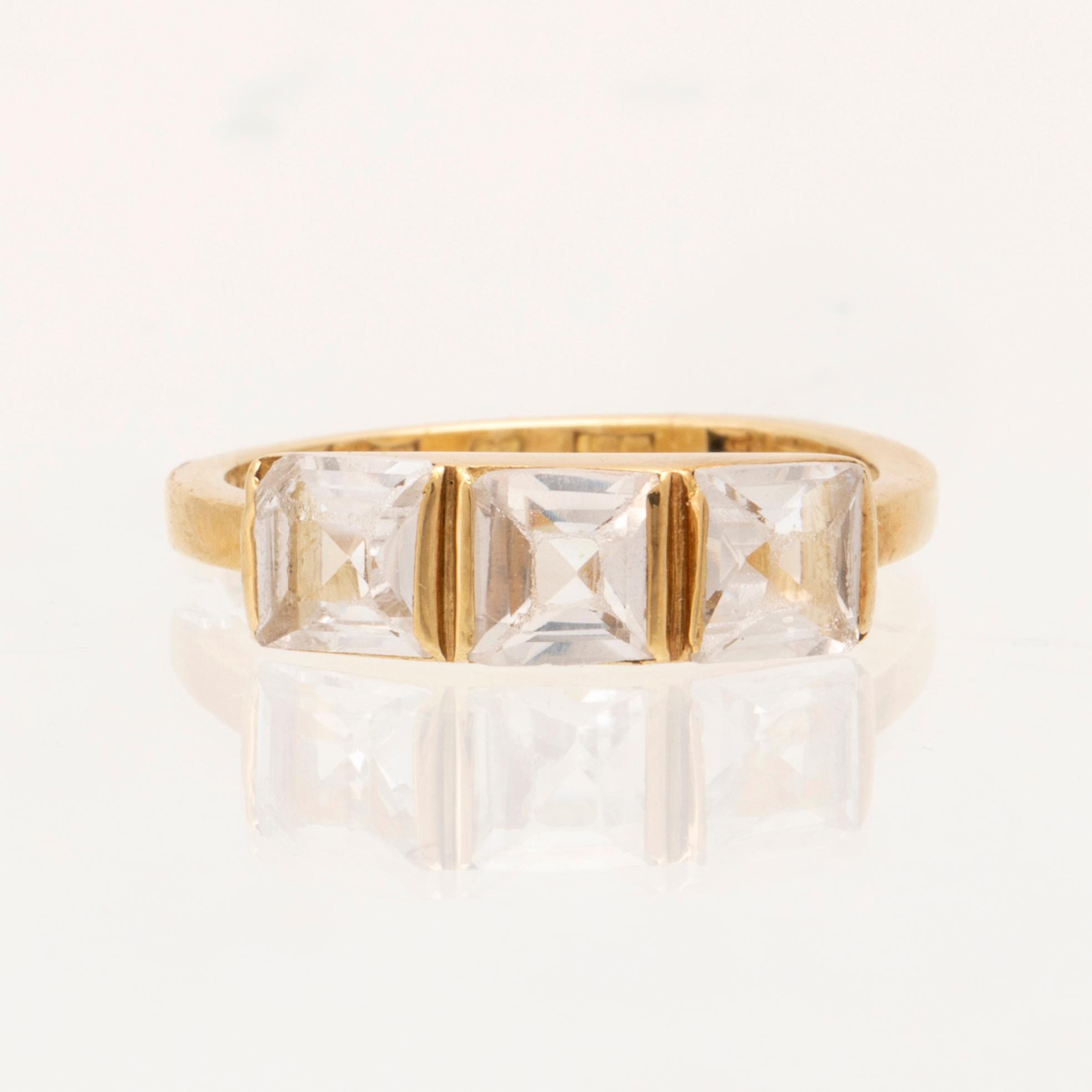 Wiwen Nilsson, ring 18K guld med carréslipade syntetiska spineller, Lund.