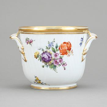 VINKYLARE/YTTERFODER, porslin, "Saxisk blomst", Royal Copenhagen.