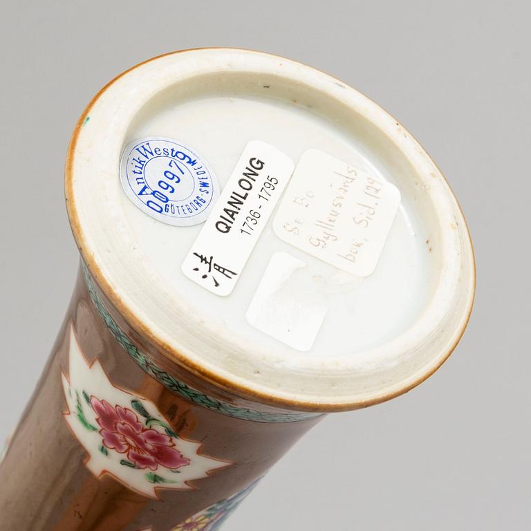 Four blue and white and cappucciner glazed porcelain plates, dish and vase, Qing dynasty, 18th century.