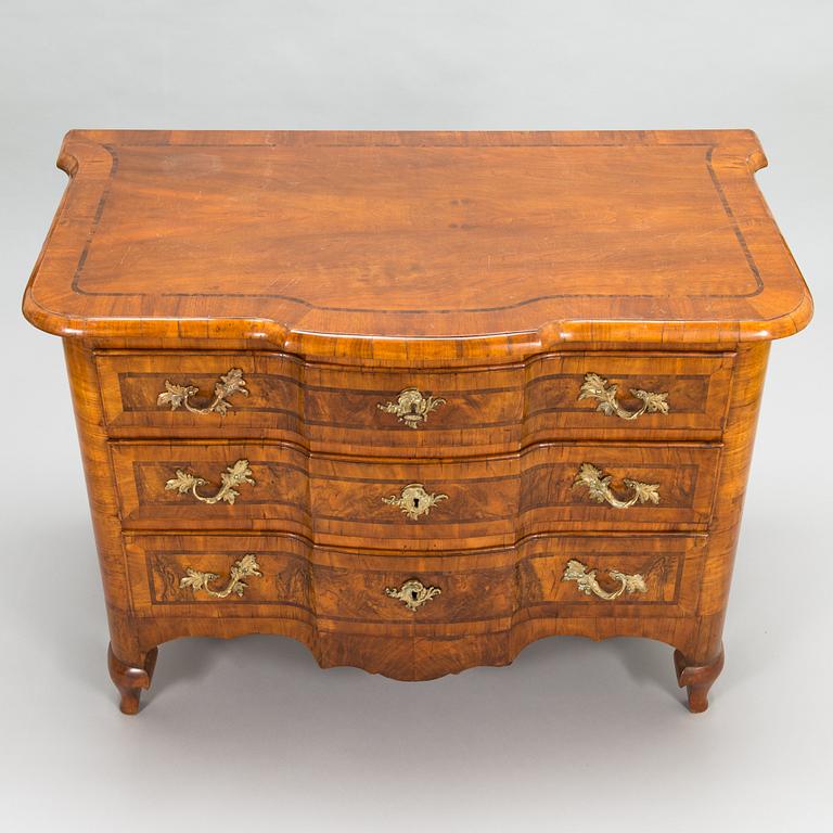 A first half of the 18th Century late Baroque chest of drawers.