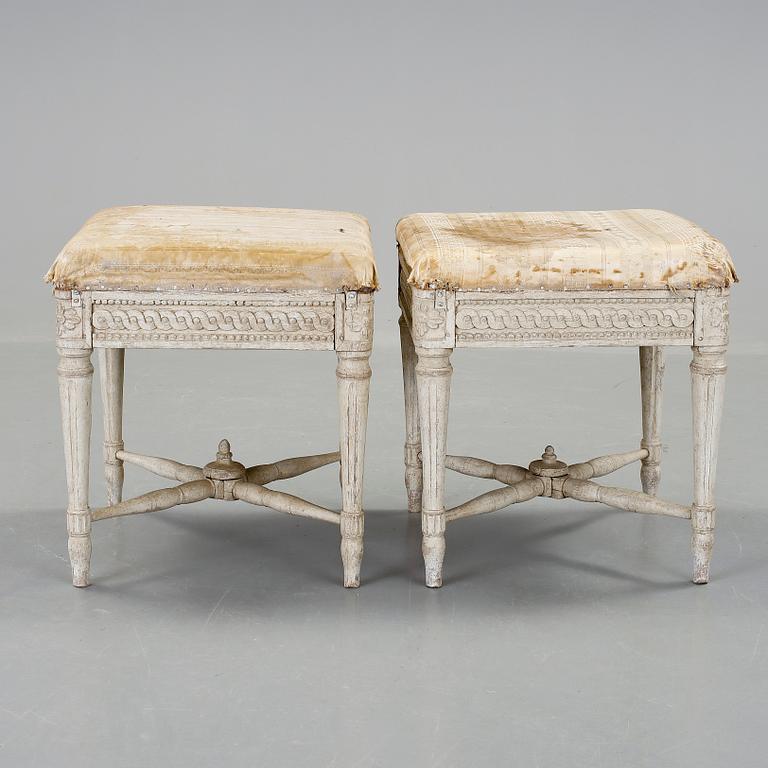 TABURETTER, ett par, gustaviansk stil, sent 1900-tal.
