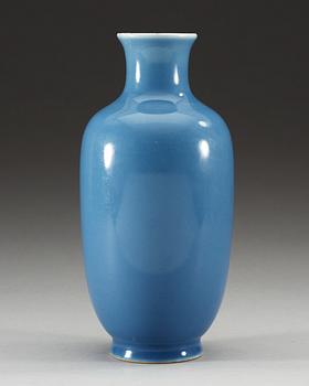 VAS, porslin. Qing dynastin, 1800-tal med Qianlongs märke.