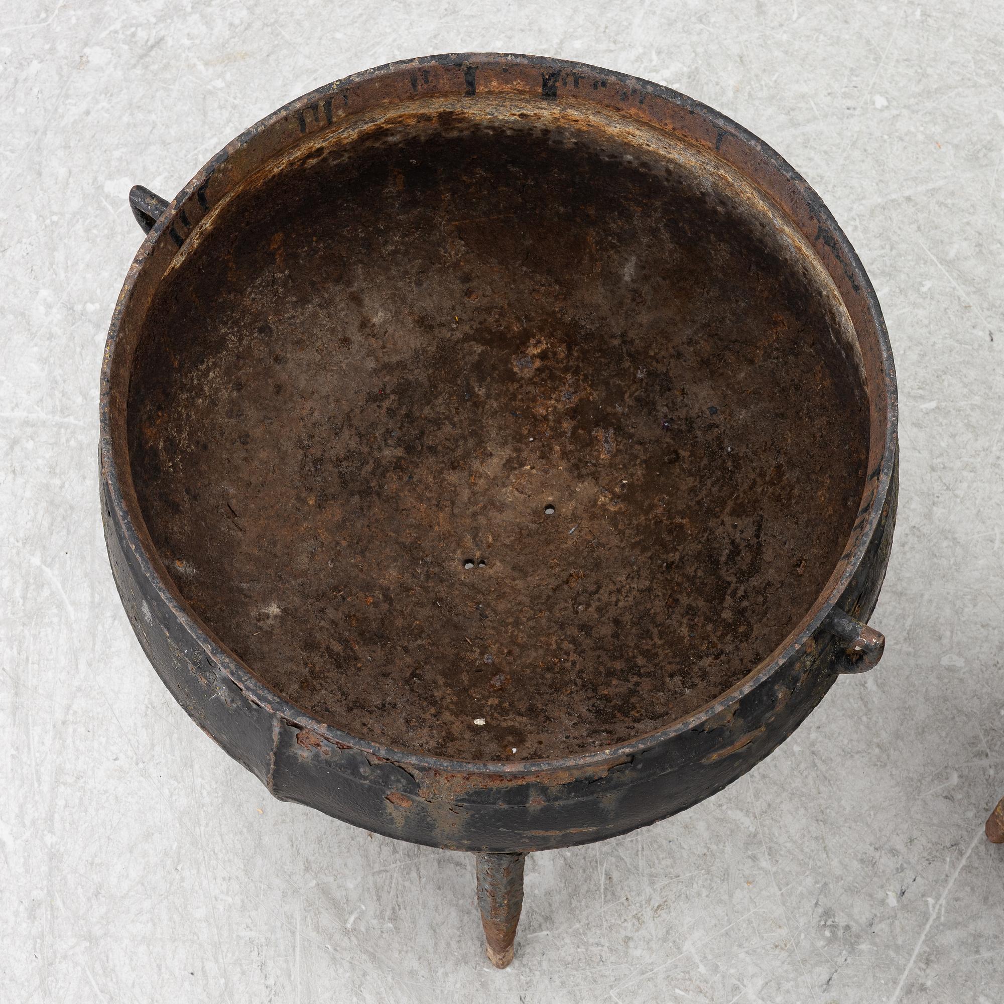 Two pots, 19th century.