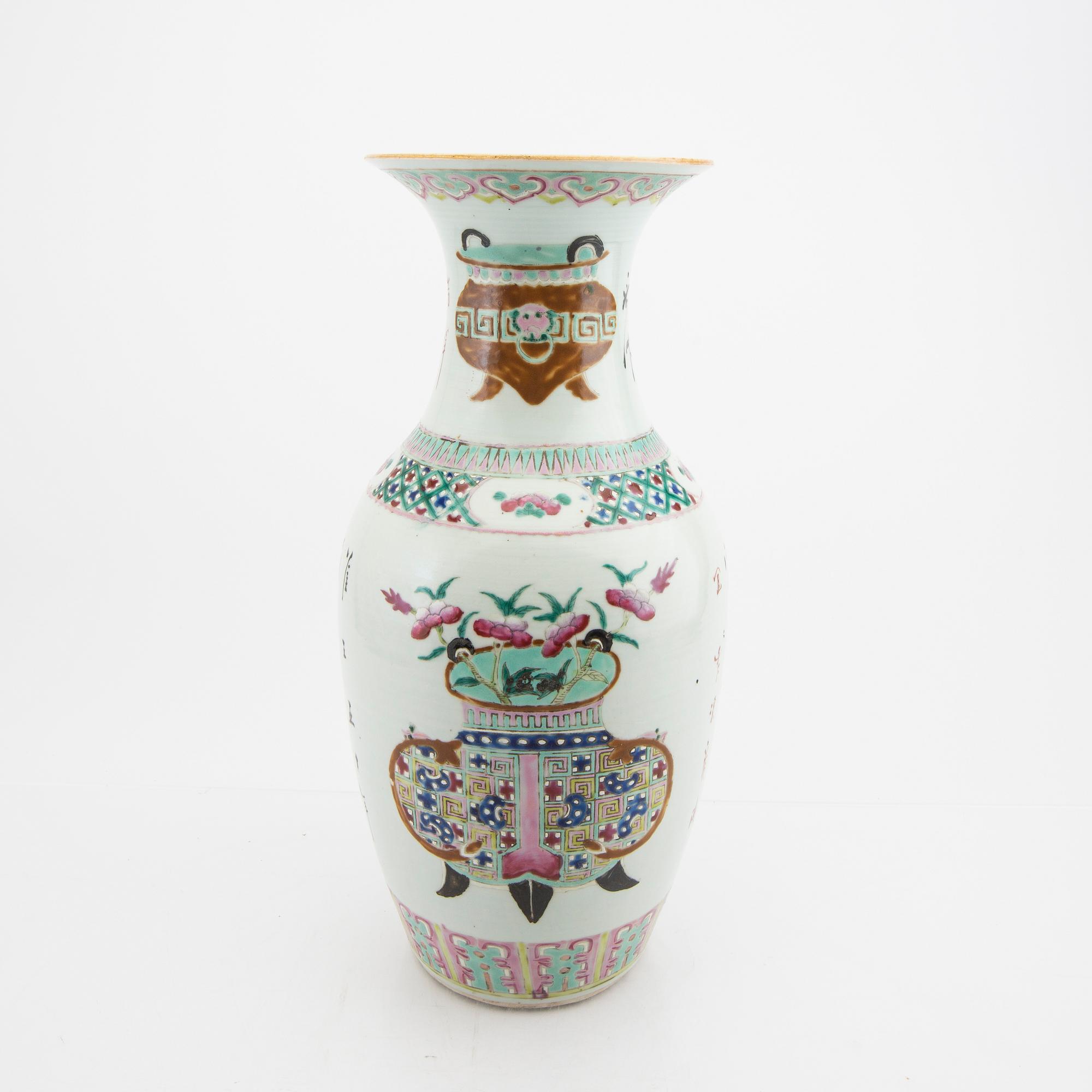 A Chinese porcelain vase 20th/21st century.