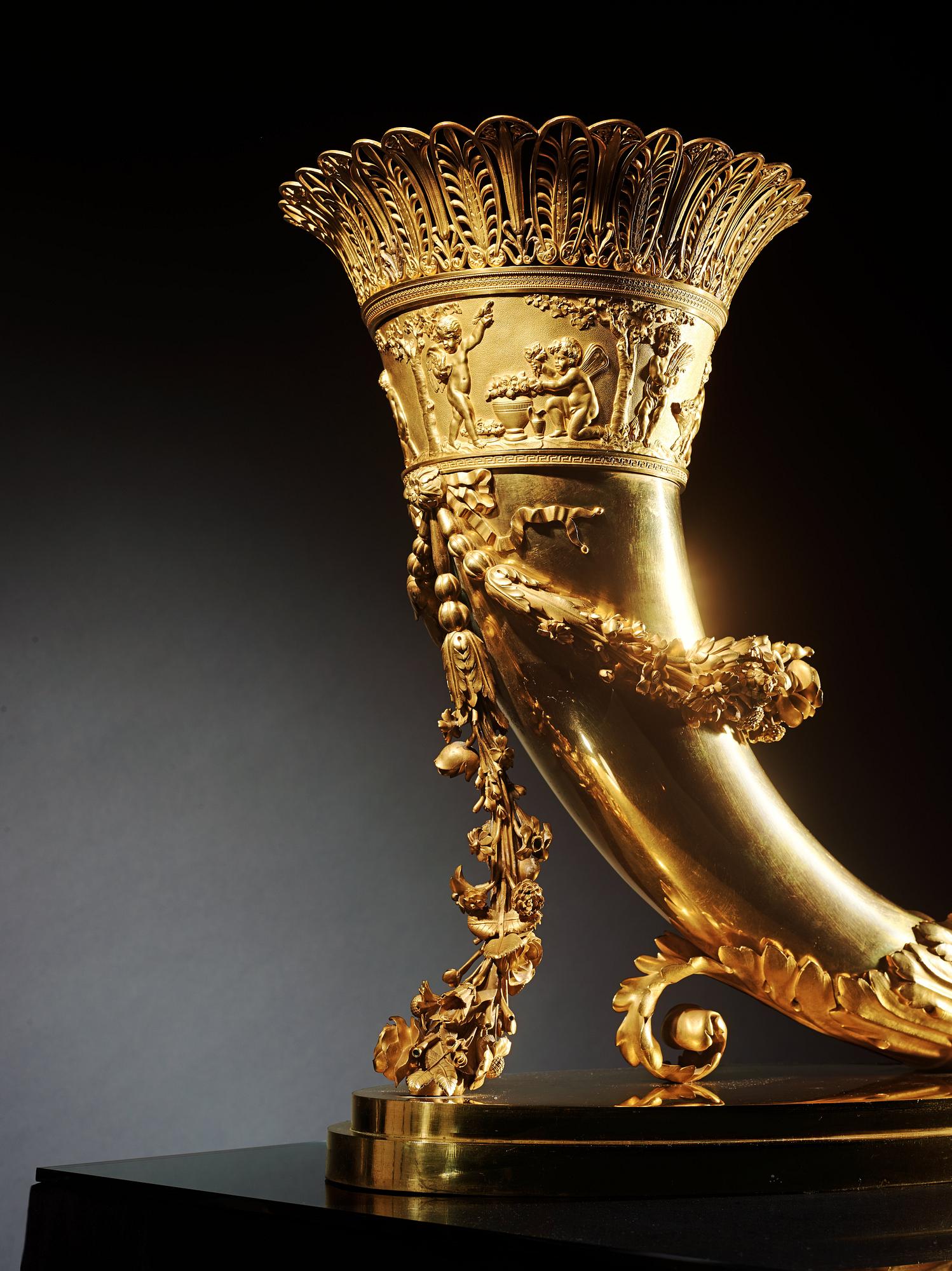 A RARE AND LARGE RHYTON VASE. French Empire, early 19th century.