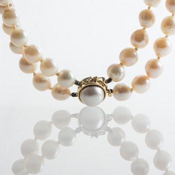 A double strand cultured pearl necklace witt a 18ct gold clasp.